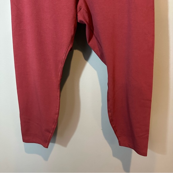 Old Navy Extra High-Waisted PowerChill Crossover 7/8 Length Leggings in Red - Picture 4 of 8